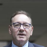 Vêtu d'un costume bleu et d'une cravate claire, Kevin Spacey a rapidement salué d'un geste de la main les dizaines de journalistes présents avant de pénétrer dans le tribunal.